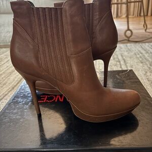 NWT Women’s Free Lance Brown Leather Heeled Booties - Size 40